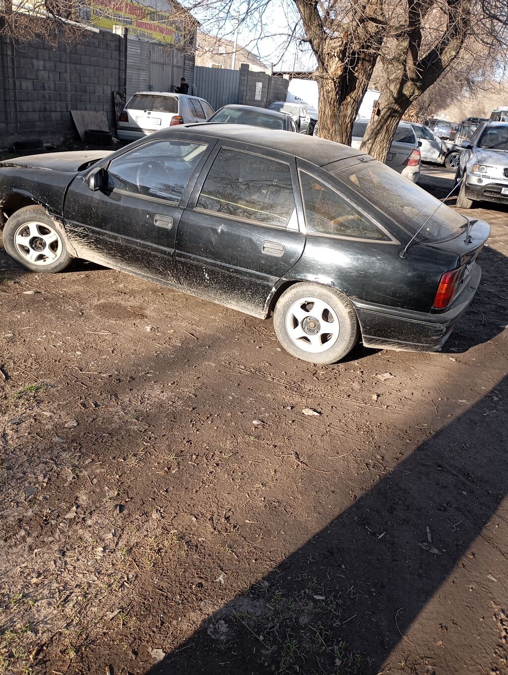 Автомобиль хэтчбек 5-дверный, темно-зеленый/черный цвет кузова. Кузов