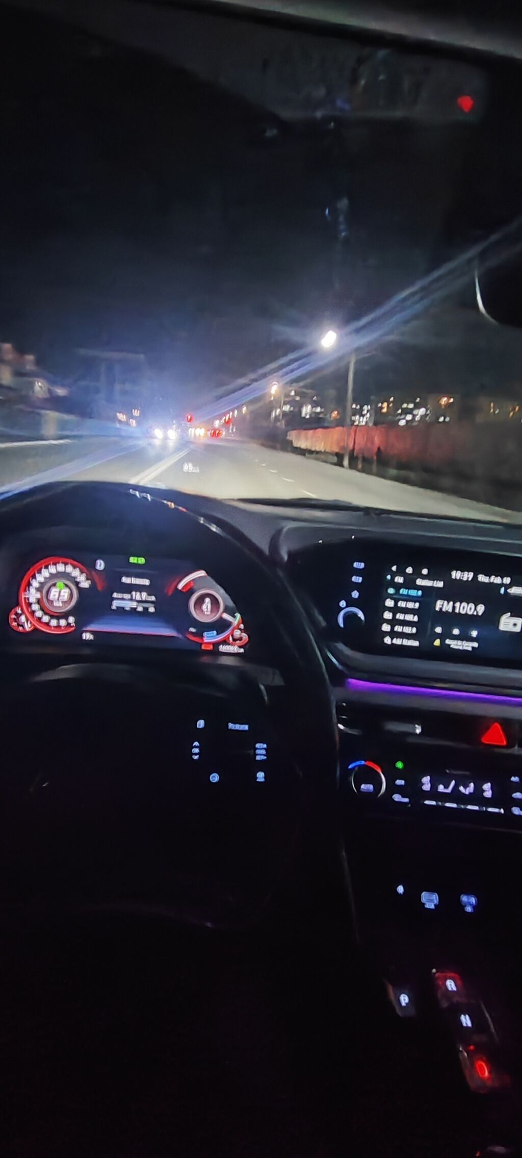 Автомобиль с современным цифровым салоном и расширенным набором