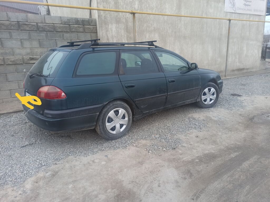 Универсал среднего класса с пятидверным кузовом. Темно‑зеленый цвет